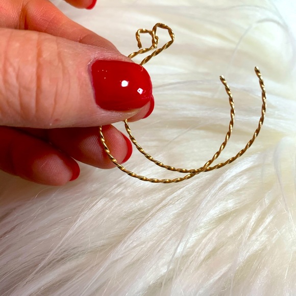 Backward loop gold hoop twist earrings - Picture 2 of 4